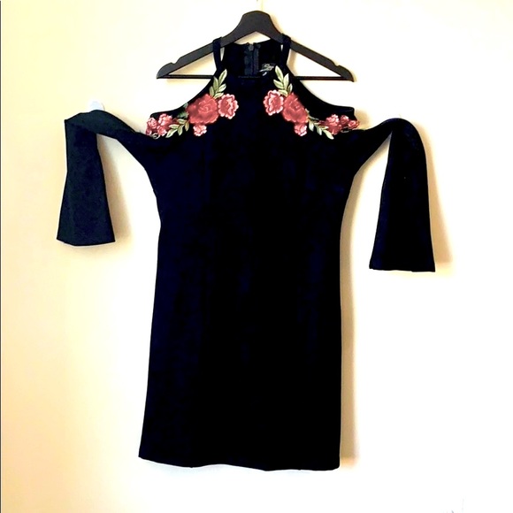 Suzanne Betro Dresses & Skirts - Suzanne Betro embroidered cold shoulder dress🌹🌹